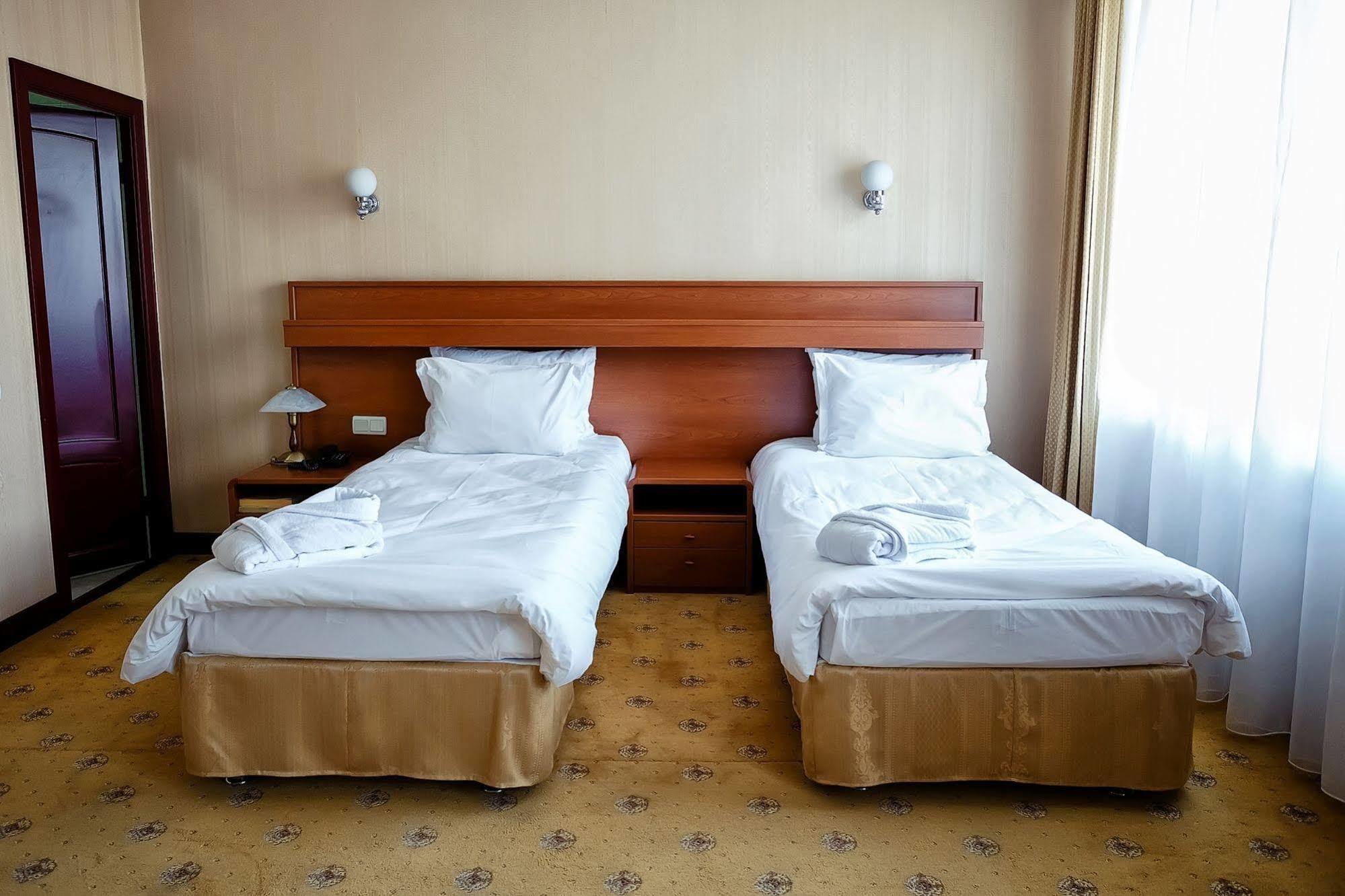 City Hotel Tien Shan Koktobe Екстериор снимка